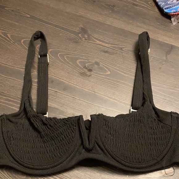 Black ribbed v wired bikini top - Picture 4 of 4